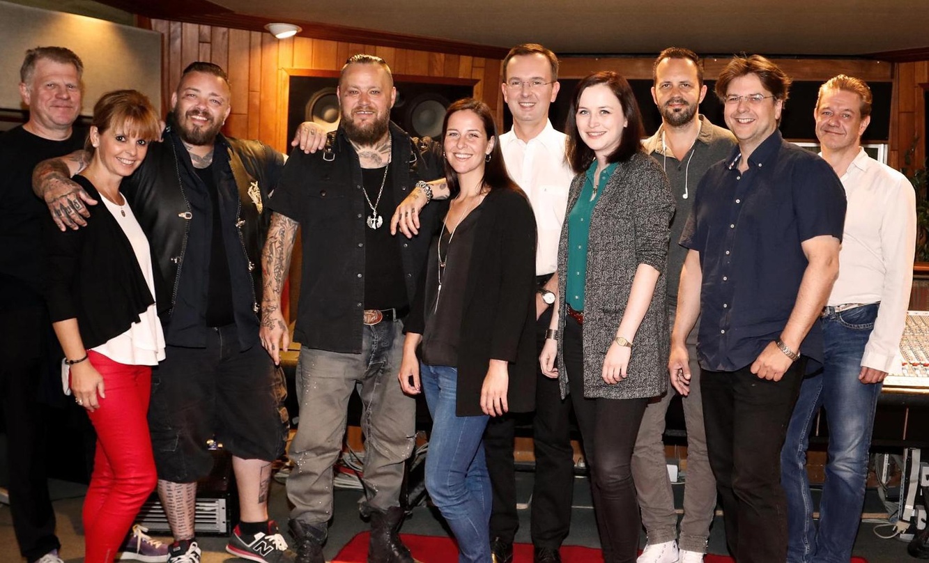Trafen sich in den Berliner Hansastudios (von links): Michael Beckmann (Musiker & Partner Haudegen), Kirsten Meisel (Geschäftsführerin Meisel Musikverlage), Sven Gillert (Haudegen), Hagen ...