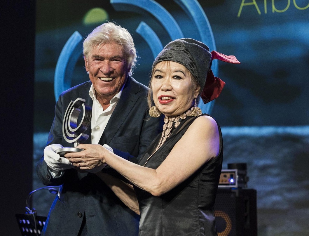Ausgezeichnet: Aki Takase mit Trophäe und Manfred Schoof, dem Ehrenvorsitzenden der Deutschen Jazzunion