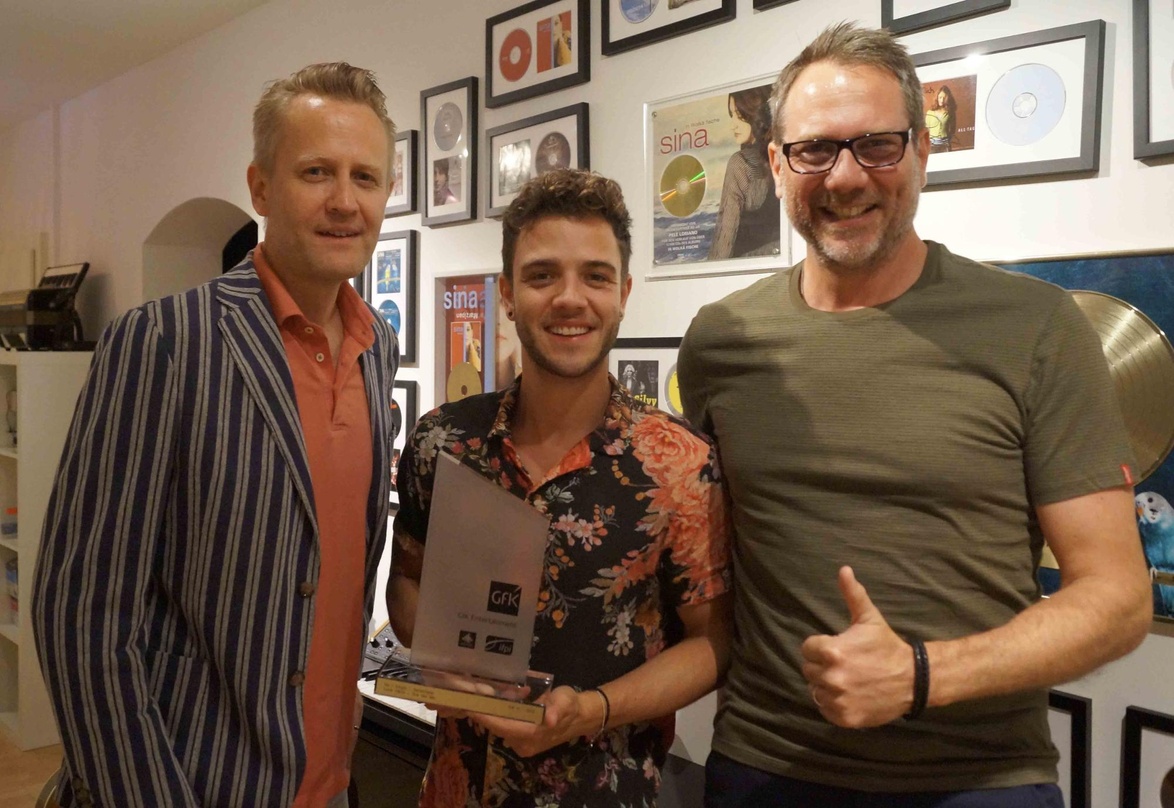 Bei der Awardübergabe (von links): Lorenz Haas, Luca Hänni und Andy Renggli