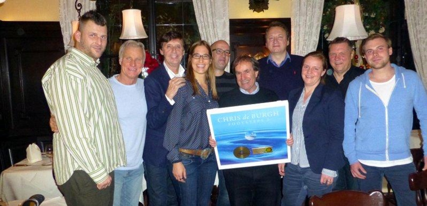 Zelebrierten Gold: Chris de Burgh (5. von rechts), das Starwatch-Team und weitere Partner
