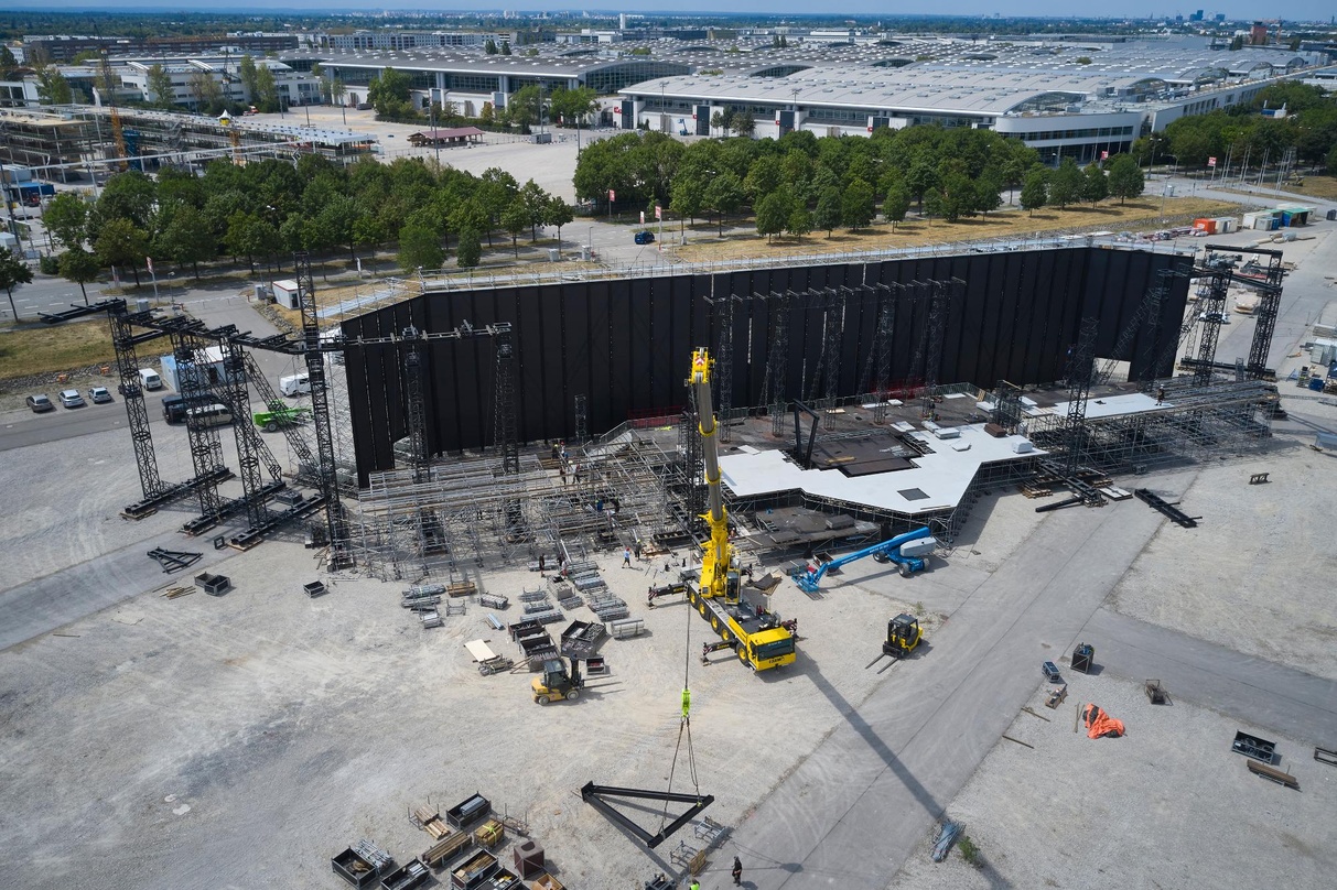 Wird zwischen den verschiedenen Auftritten umgebaut: die Bühne in München an der Messe in Riem