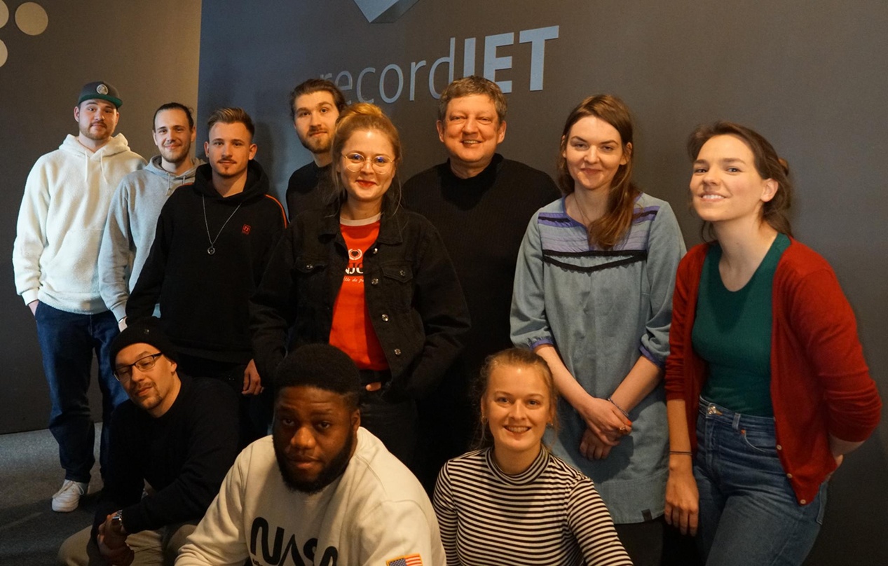 Sollen künftig vierteljährlich stattfinden: Workshops von recordJet, hier mit Daria Wabnitz (Mitte) und Kyra Freise (rechts unten)