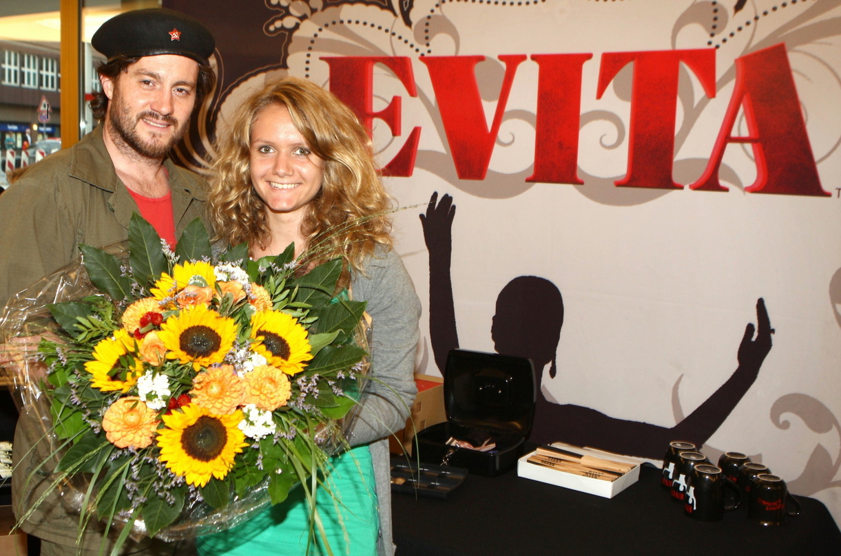 Bei der Hamburger Aufführung am 18. August: die viertelmillionste Besucherin Ana Karina Rasch und Gratulant Mark Powell