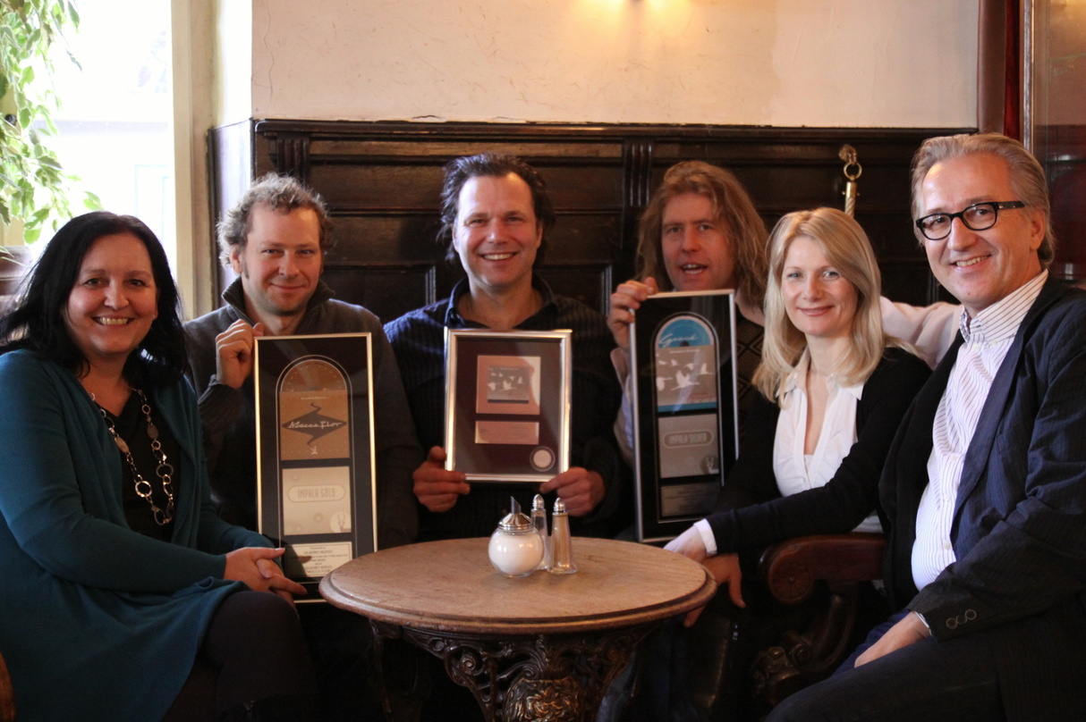Veredelten ihren Café-Besuch (v.l.n.r.): Michèle Claveau (GLM Music), Andreas Hinterseher, Mulo Francel, D.D. Lowka, Evelyn Huber (alle Quadro Nuevo) und Georg Löffler (GLM Music)