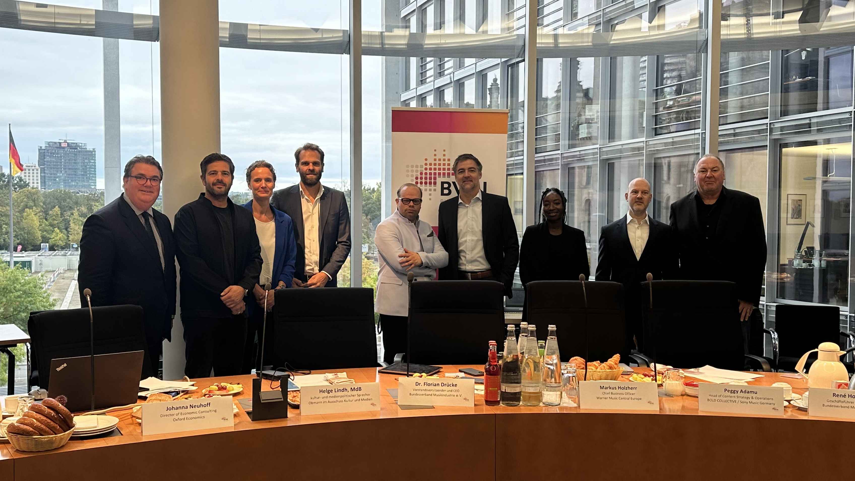 Kamen in Berlin zur Frühstückszeit zusammen (von links): Ansgar Heveling (CDU), Daniel Schneider (SPD), Johanna Neuhoff (Oxford Economics), Florian Drücke (Vorstandsvorsitzender BVMI), Hel...