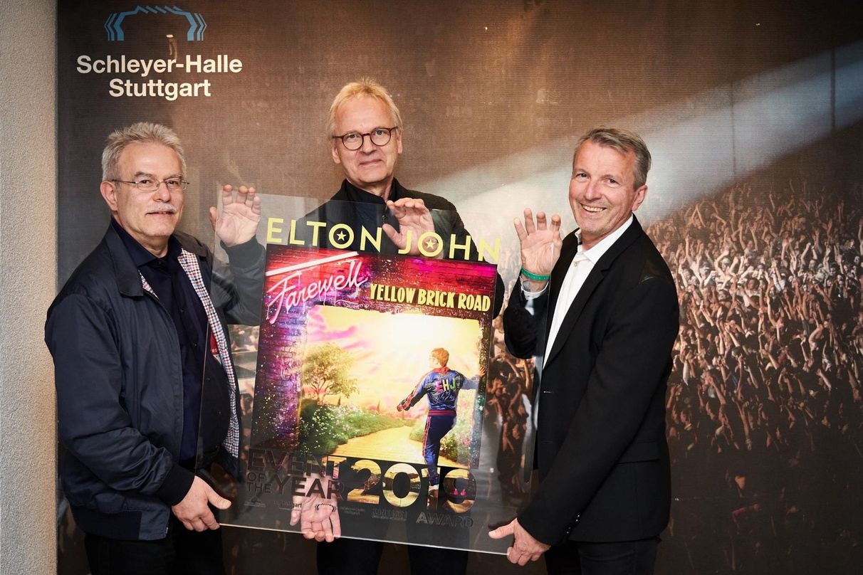 Bei der Übergabe vor der Show (von links): Hans-Peter Haag (Music Circus Concertbüro), Klaus-Peter Matziol (Peter Rieger Konzertagentur) und Andreas Kroll (in.Stuttgart Veranstaltungsgesel...