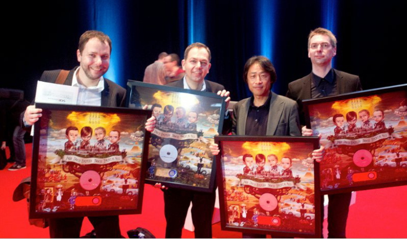 Bei der Platin-Verleihung (v.l.n.r.): Pascal Schmidt (Head of Marketing Nintendo of Europe) Dr. Bernd Fakesch (General Manager Germany Nintendo of Europe) Satoru Shibata (Managing Director...