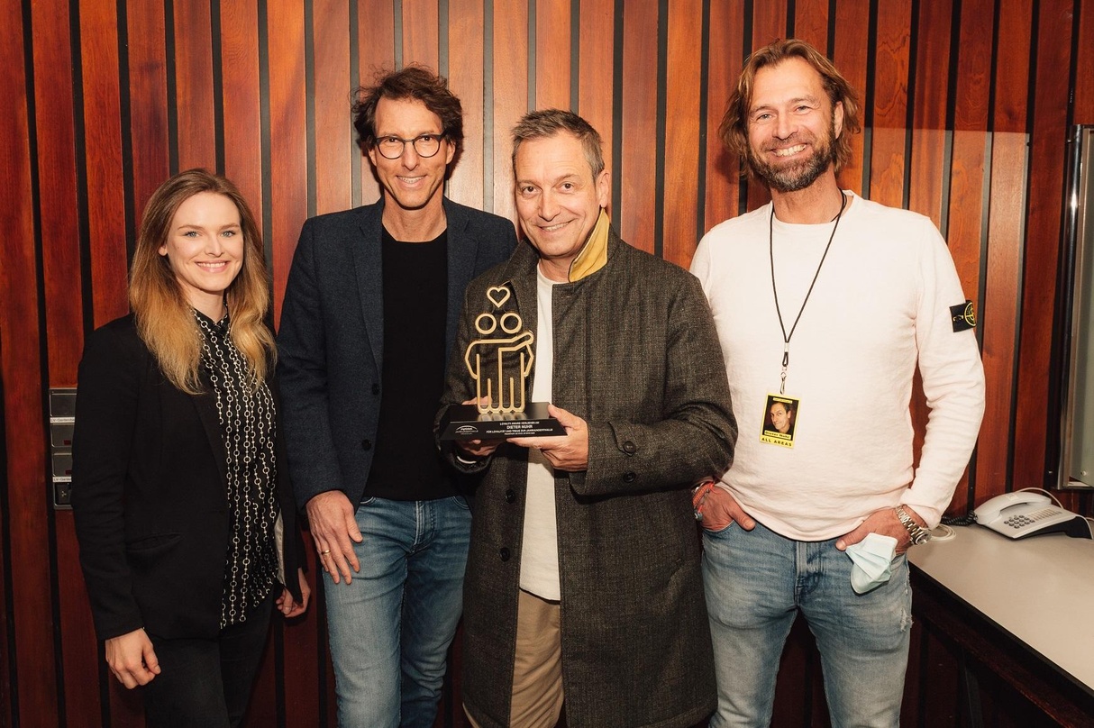 Bei der Preisverleihung (von links): Katja Unglaub (Projektleitung & Marketing myticket Jahrhunderthalle), Moritz Jaeschke (Geschäftsführer myticket Jahrhunderthalle), Dieter Nuhr und Andr...