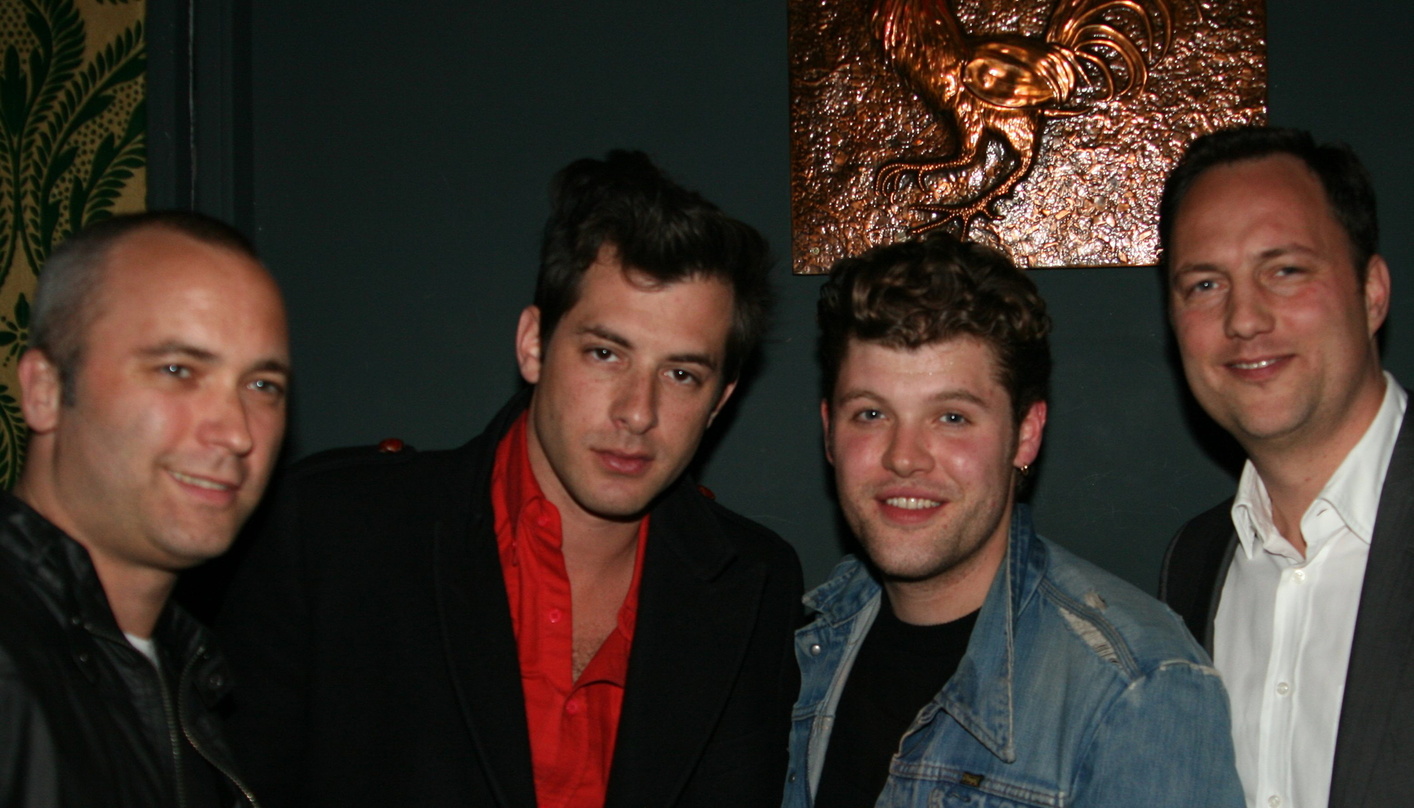 Nach dem gelungenen Showcase (v.l.n.r.): Stefan Goebel, Mark Ronson, Daniel Merriweather und Edgar Berger