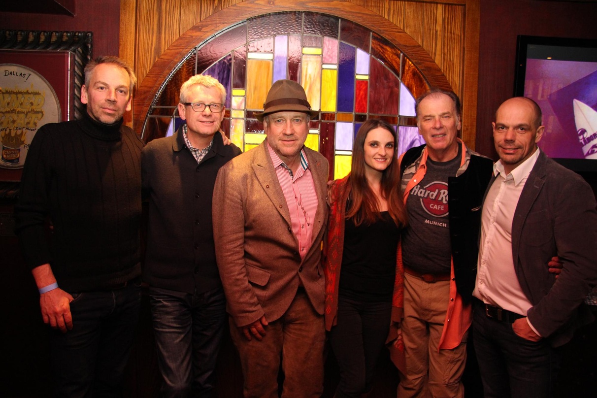 Kamen nach dem Konzert für ein MusikWoche-Foto zusammen (von links): Heiner Peschmann, Jörg Hellwig (beide Electrola), Produzent Harold Faltermeyer, Carla Dietl (Electrola), Wolfgang Fiere...