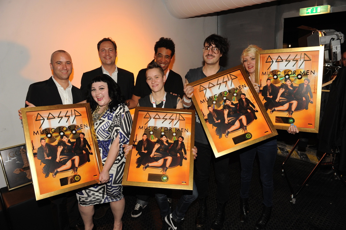 Feierten Edelmetall (v.l.n.r.): Stefan Goebel, Beth Ditto, Edgar Berger, Hannah Blilie, Christopher Sutton, Brace Paine und Tara Perkins