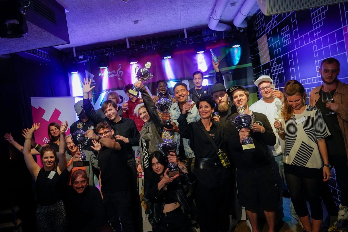 Bei der Preisverleihung im Häkken: die Gewinner von Krach + Getöse zusammen mit der Jury und Andrea Rothaug (Geschäftsführerin RockCity, 6. von rechts)