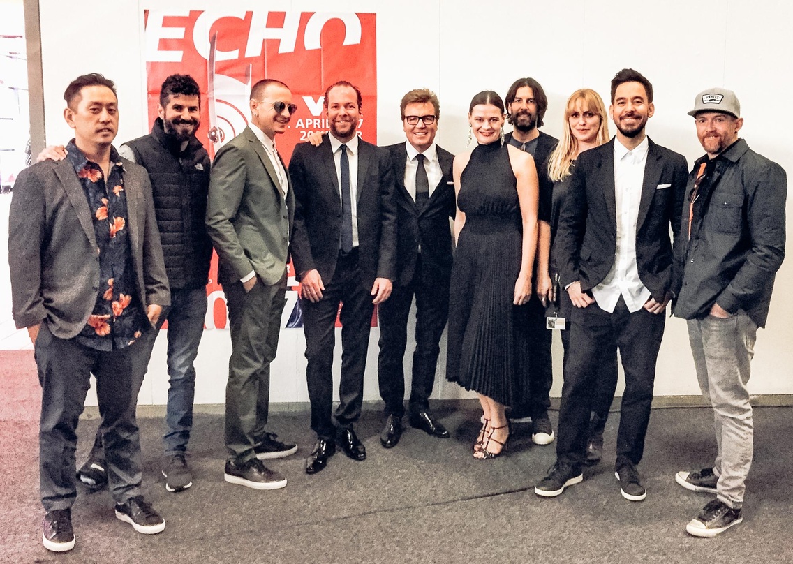 Beim Echo 2017: Linkin Park mit Chester Bennington (3. von links) und dem Team von Warner Music um Chairman & CEO Bernd Dopp (5. von links)