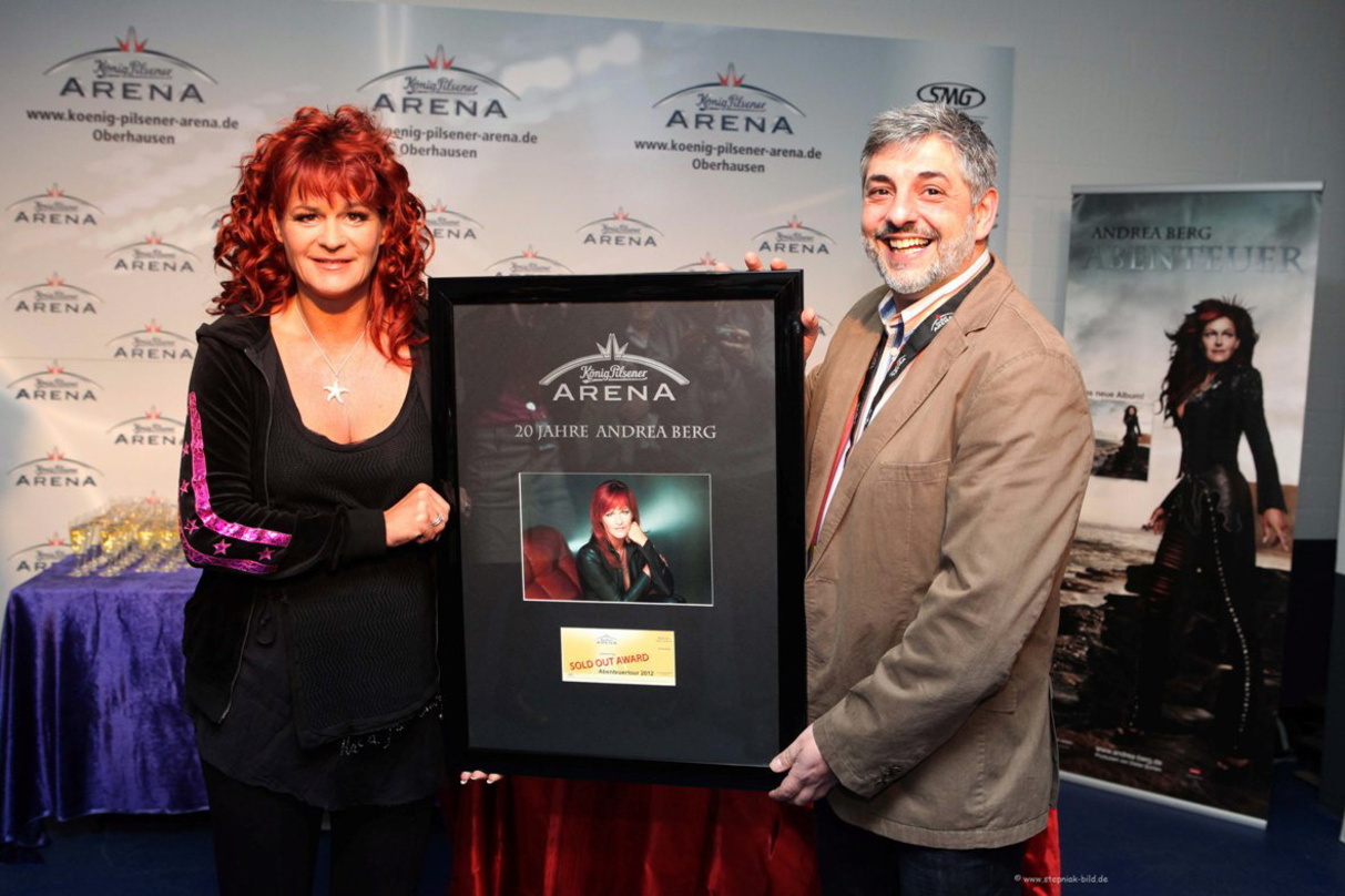 Bei der Verleihung des Sold Out Awards: Andrea Berg und Geschäftsleiter Johannes Partow