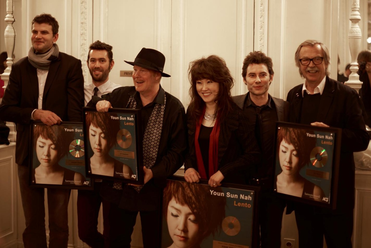 Bei der Gold-Verleihung (von links): die Musiker Vincent Peirani, Simon Tallieu und Ulf Wakenius sowie Youn Sun Nah, Xavier Gatinel (Harmonia Mundi) und ACT-Chef Siggi Loch