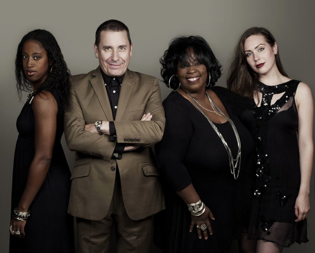 In Kürze auf deutschen Bühnen zu erleben: Jools Holland mit seinen Sängerinnen (v.l.n.r.) Louise Marshall, Ruby Turner und Rosie Mae ...