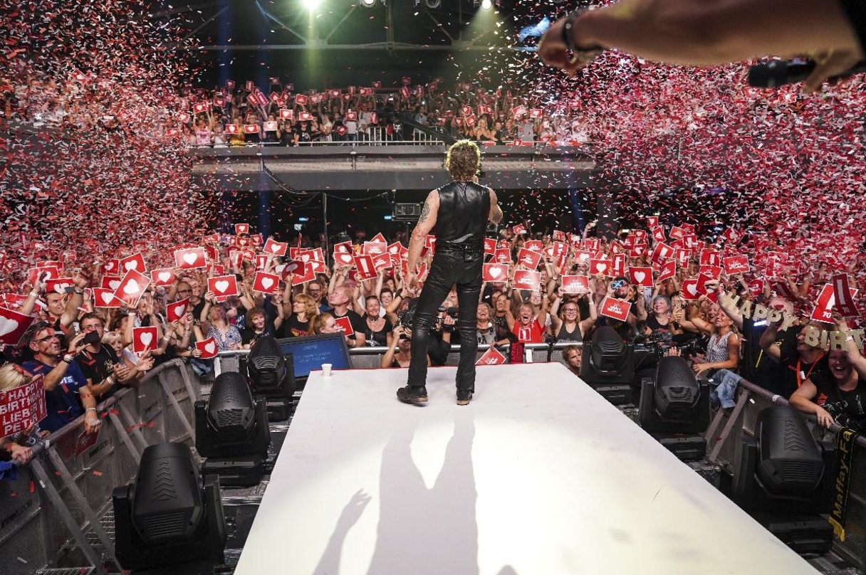 Bei einem ganz speziellen Konzert begrüßte Peter Maffay am Vorabend seines 70. Geburtstags am 30. August 2019 rund 3000 Zuschauer, die in der Berliner Columbiahalle mit dem Rocksänger in d...