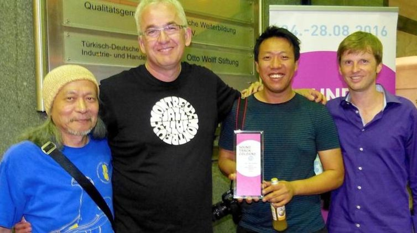 Gewannen 2016 bei See The Sound mit der besten Musikdoku: Produzent Ralf Kemper (Kemper Music Group, Zweiter von links) und Regisseur Yoon-ha Chang (Zweiter von rechts) mit Juror Damo Suzu...