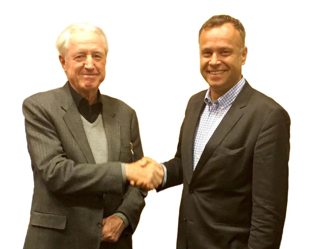 Besiegelten den gemeinsamen Vertrag (von links): Klaus Heymann (Gründer Naxos) und Elmar Kruse (Geschäftsführer C Major Entertainment)