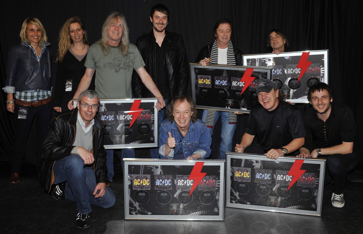 Bei der Platin-Verleihung: AC/DC und das Schweizer Sony-Team||Bei der Platin-Verleihung (hinten, v.l.n.r.): Anja Küng (Promotion Manager Sony Music Schweiz), Julie Born (General Manager So...