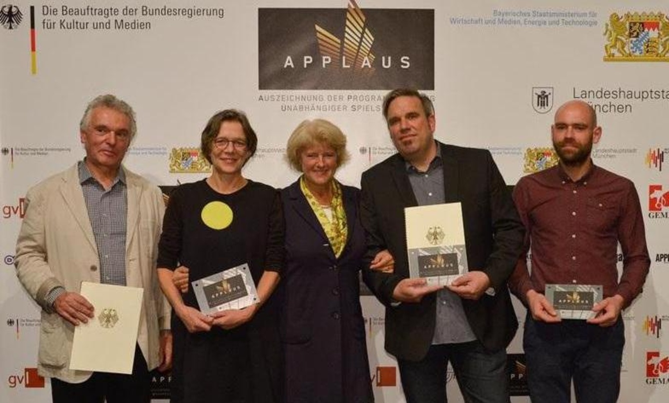 Die Gewinner 2015 (von links): Emmerich & Ina Hörmann (Zoglau 3), Monika Grütters (Staatsministerin für Kultur und Medien), Pablo Geller (Gebäude 9) und Sebastian Gebeler (UT Connewitz)