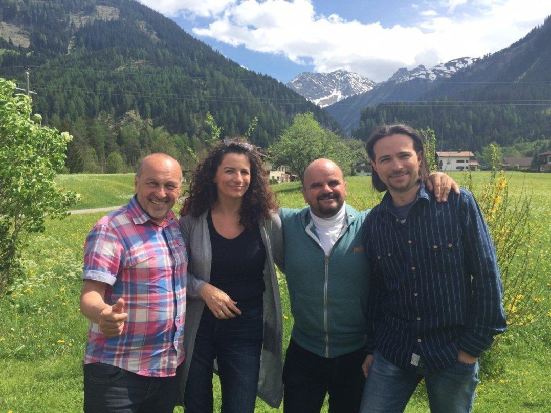 Trafen sich zur Vetragsunterzeichnung (von links): Geschäftsführer Hans Derer, Margit und Toni Knittel und Christian Knoll.