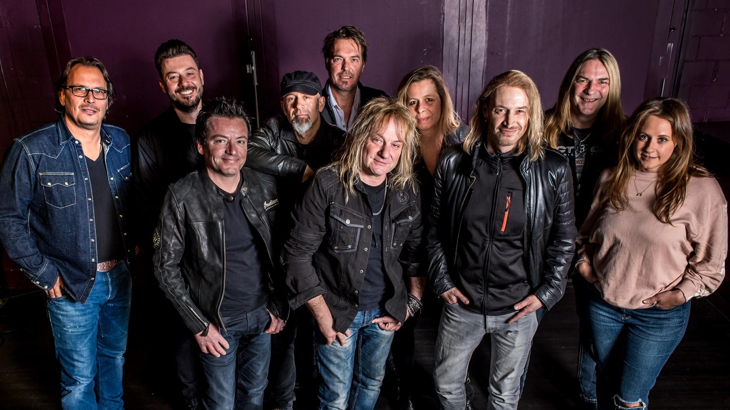 Freuen sich auf die Zusammenarbeit (hinten, von links): Jan Bayati (Management Gotthard), Maurizio Dottore (Ehemals Director Marketing and A&R Sony Music Switzerland), Freddy Scherer (Gott...