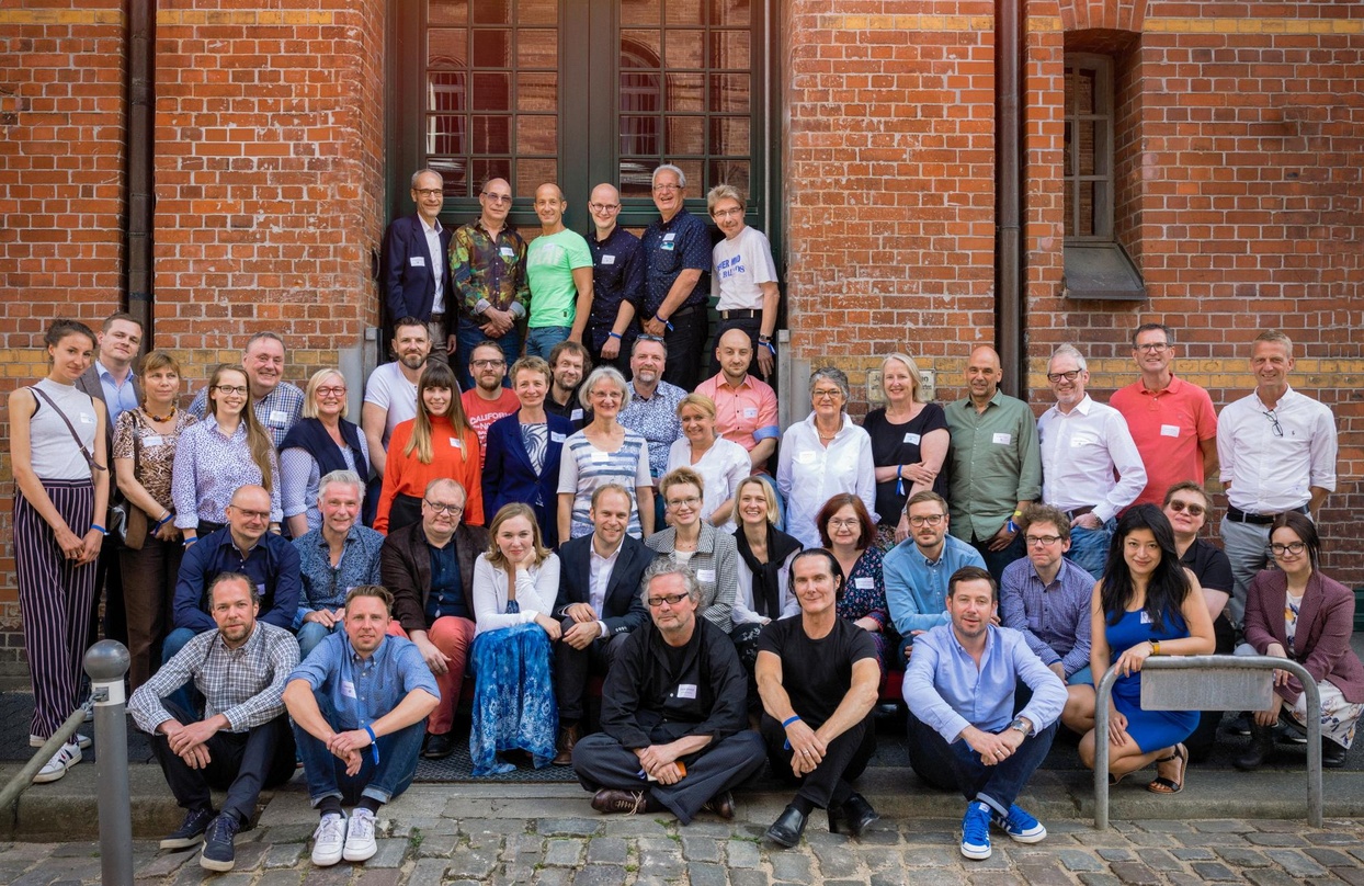 Boten am 27. Juni ein wertvolles Alternativprogramm: das Warner-Music-Team um Stephanie Haase (Director Warner Classics, Mitte, 10. von links), Miho Nishimoto (Senior Brand Manager Warner ...