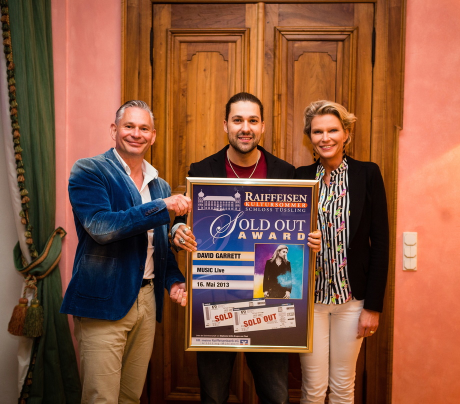Bekam einen Sold Out Award: David Garrett (Mitte) mit Wolfgang Altmüller, Vorstandsvorsitzender Raiffeisenbank Altötting-Mühldorf, sowie der Schirm- und Schlossherrin Stephanie Gräfin Brug...