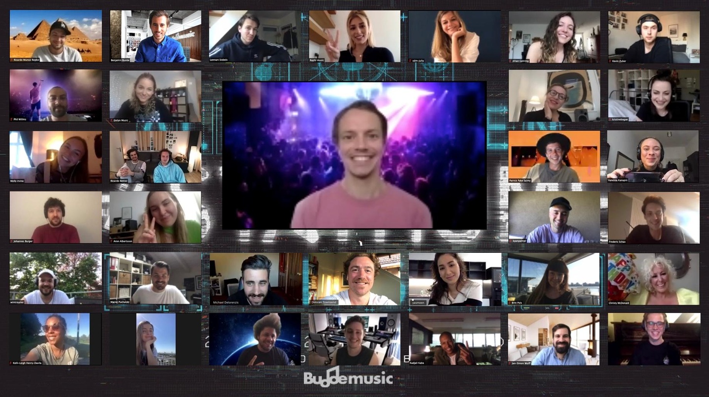 Beim finalen Get Together des Online Camps: Alle Farben (Mitte) mit Team und einem Großteil der Autoren