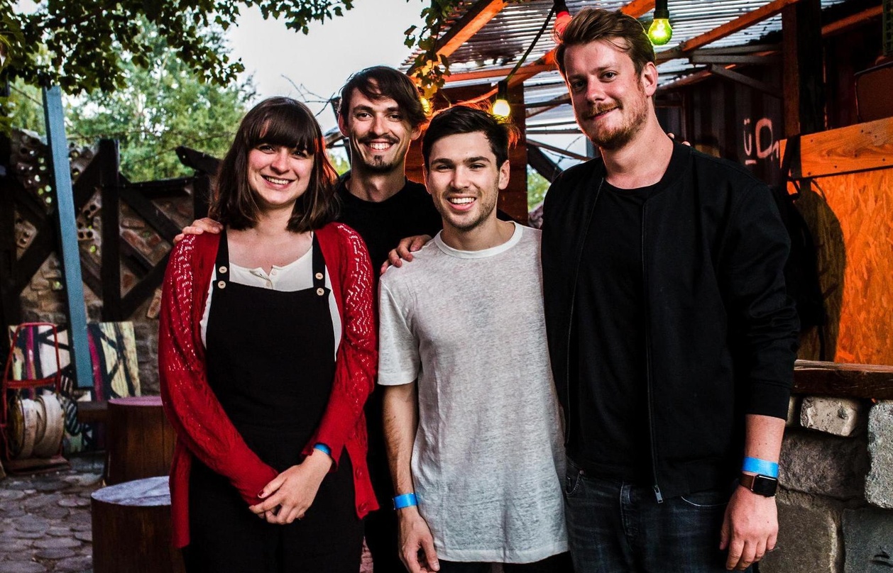 Freuen sich auf die Zusammenarbeit (von links): Vivien Mierzkalla (Artist & Label PR Humming Records), Andreas Rubin-Schwarz (Label Management Humming Records), Ned East (Kilter) und Colin...