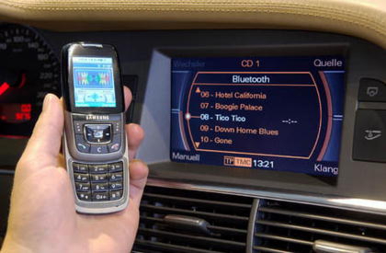 Das Samsung SGH-D600 überträgt Musik an Audis Car-HiFi-System