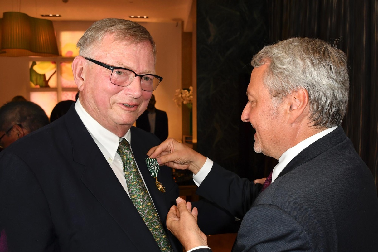 Bei der Übergabe des Ordens: Ralph Peer II (links, Chairman & CEO Peermusic) und Paul Zilk (Chairman & CEO Reed MIDEM)