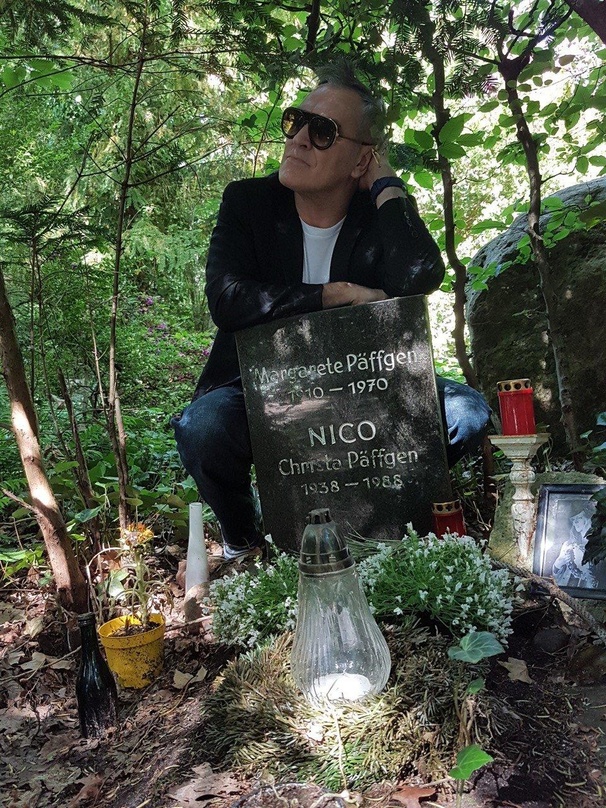 Tourt im Juli nicht durch Europa: Morrissey, hier bei einem Besuch des Grabes der deutschen Sängerin Nico in Berlin