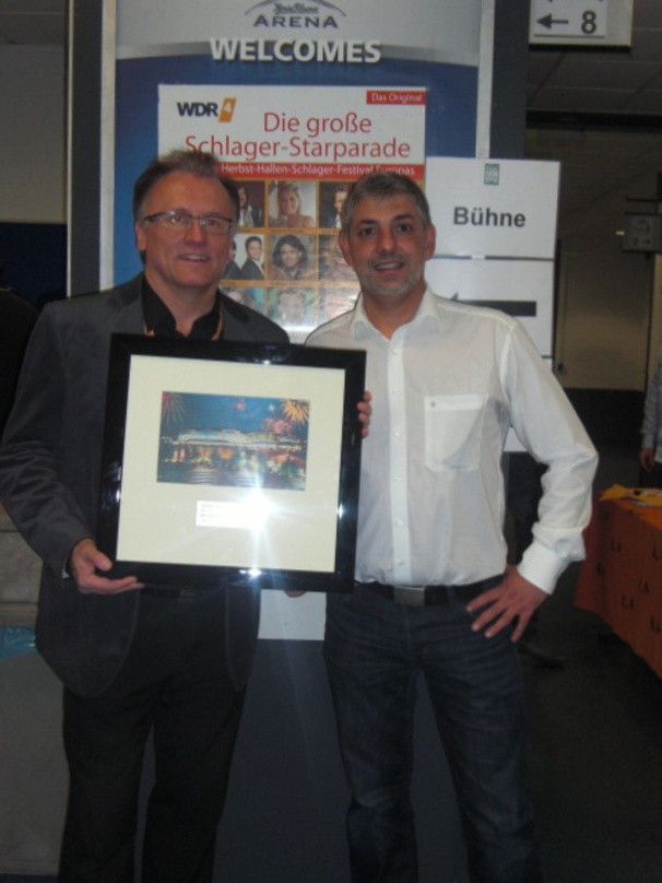 Bei der Verleihung: Karl-Heinz Schweter (links, Geschäftsführer Schweter Veranstaltungs GmbH) und Arena-Geschäftsleiter Johannes Partow