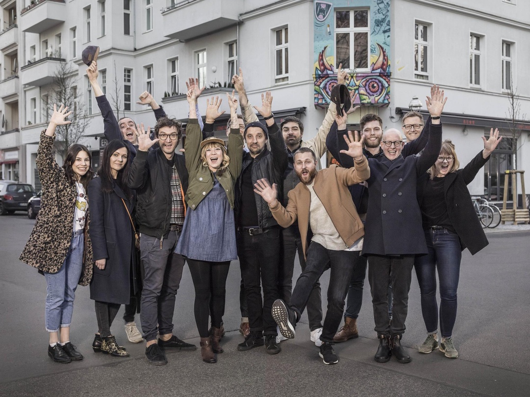 Wollen es gemeinsam krachen lassen (von links): Georgia Rumler (Online Management Four Music), Karo Nowacka (Produktmanager Four Music), Bob Schütze (Mia.), Andy Penn (Mia.), Mieze Katz (M...