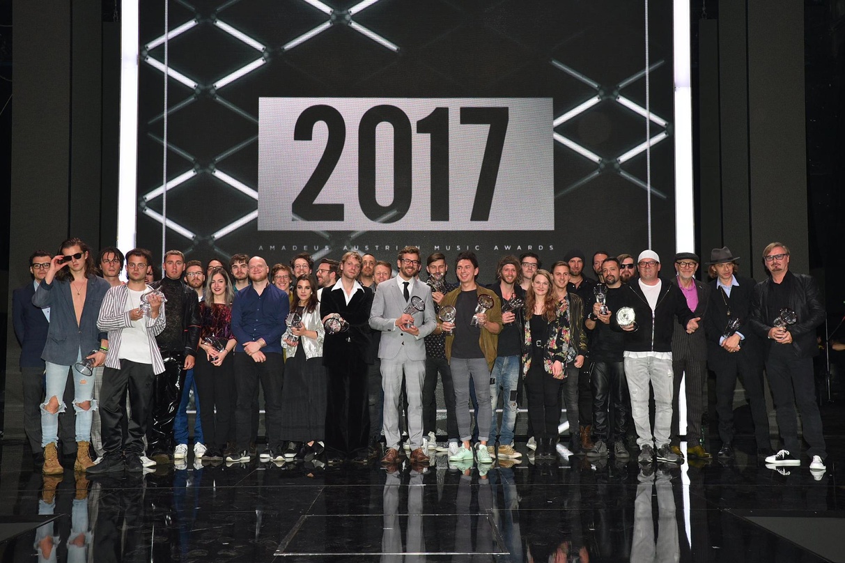 Das große Abschlussbild: die Sieger und Livekünstler der Amadeus-Verleihung 2017 auf der Bühne des Wiener Volkstheaters