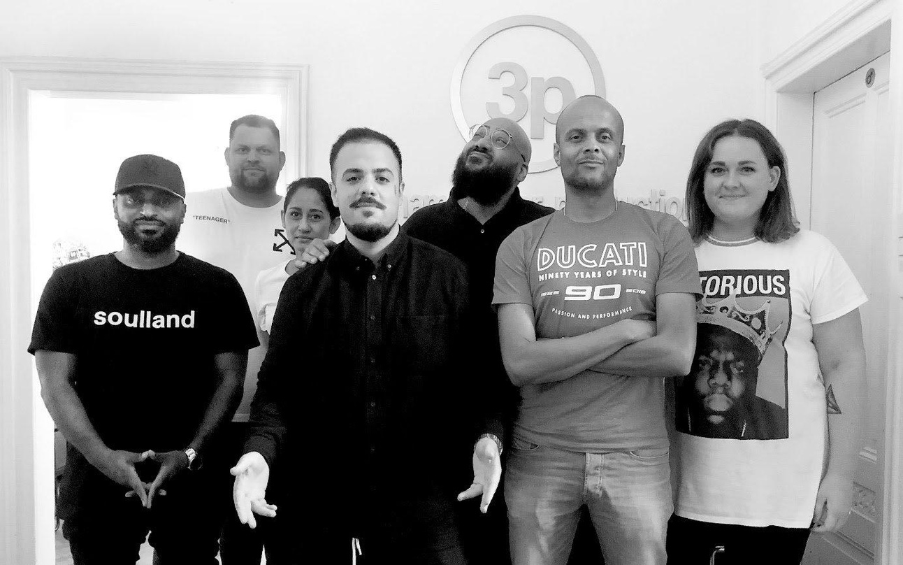 Hoffnungsvolles Rap-Talent: Credibil (4. von links) und seine Partner von 3p. Gold League und Sony Music