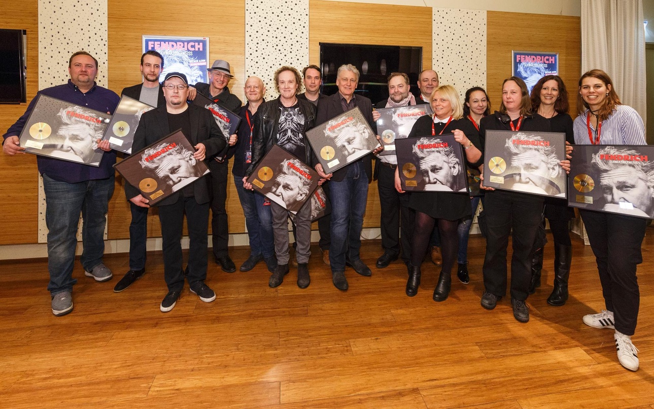 Bei der Gold-Verleihung (von links): Nicolai Bader (Sepp Music), Axel Latta (Co-Produzent), Oliver Gattringer (Fendrich-Band), Jürgen Rottensteiner (Veranstalter Österreich), Willi Langer ...