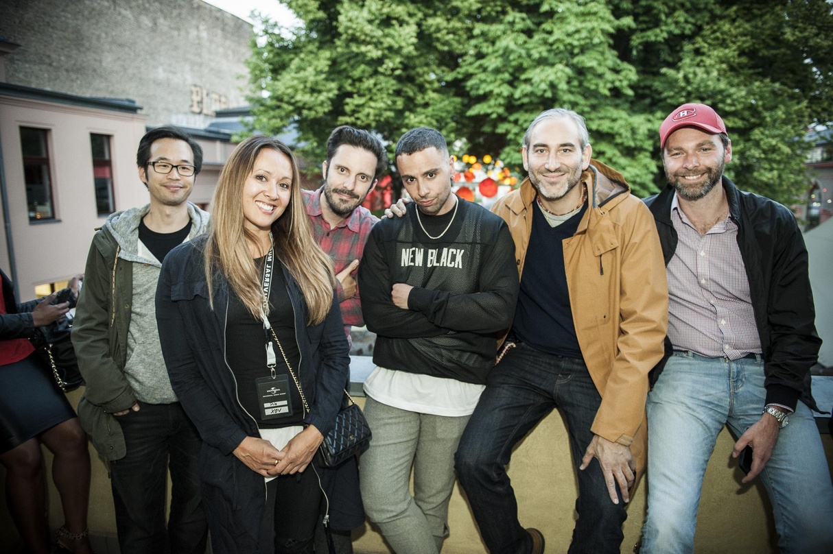 Trafen sich zur Island Records Night: XOV (3. von rechts) mit Managerin und seinem Team von Universal Music