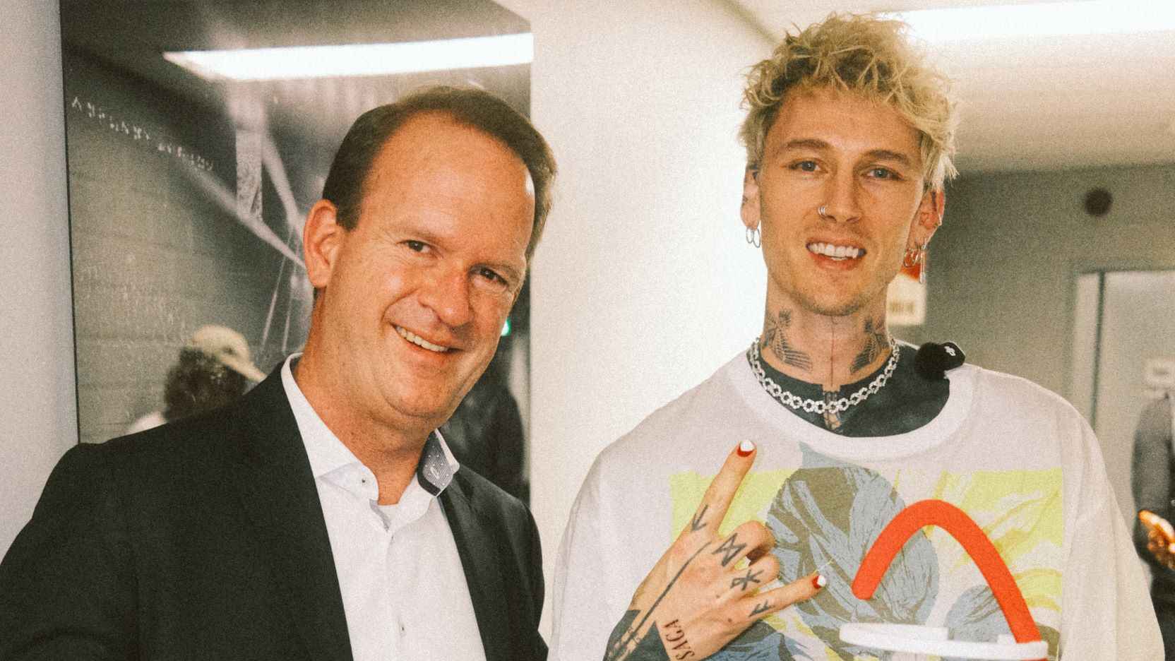 Backstage: Stefan Löcher (Arena Management GmbH, links) mit Machine Gun Kelly.