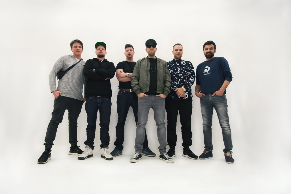 Freuen sich auf die Zusammenarbeit (von links): Sebastian von Gumpert (Easydoesit), Max Mönster (Label Manager/A&R Urban), Stephan von Gumpert (Proletik), Frauenarzt, Chehad Abdallah (Easy...