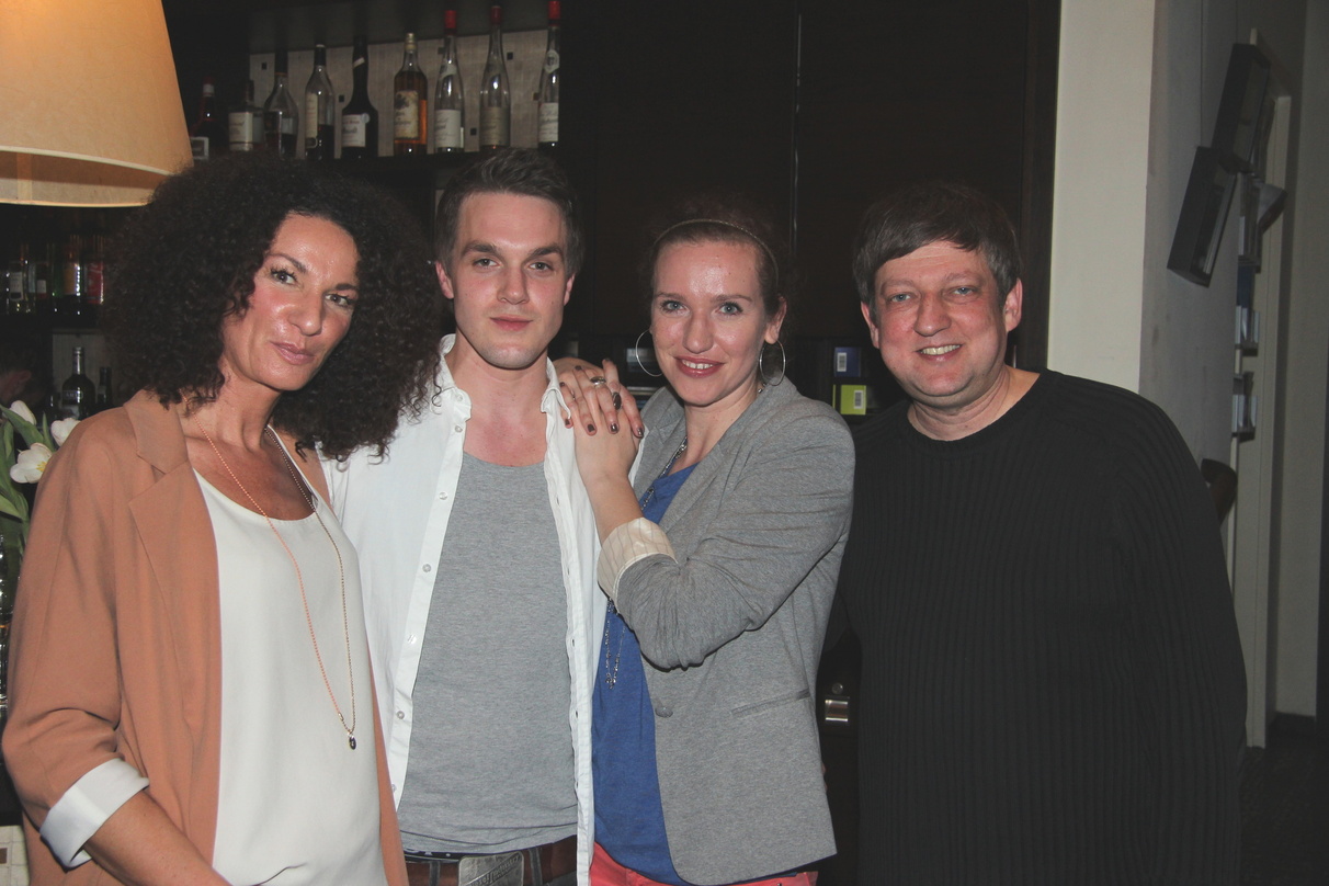 Nach dem Showcase (von links): Sabine Bringmann (Geschäftsführerin Küstercom), Konrad Wissmann, Adriana Schulz (105) und Wissmanns Manager Frank Pagen