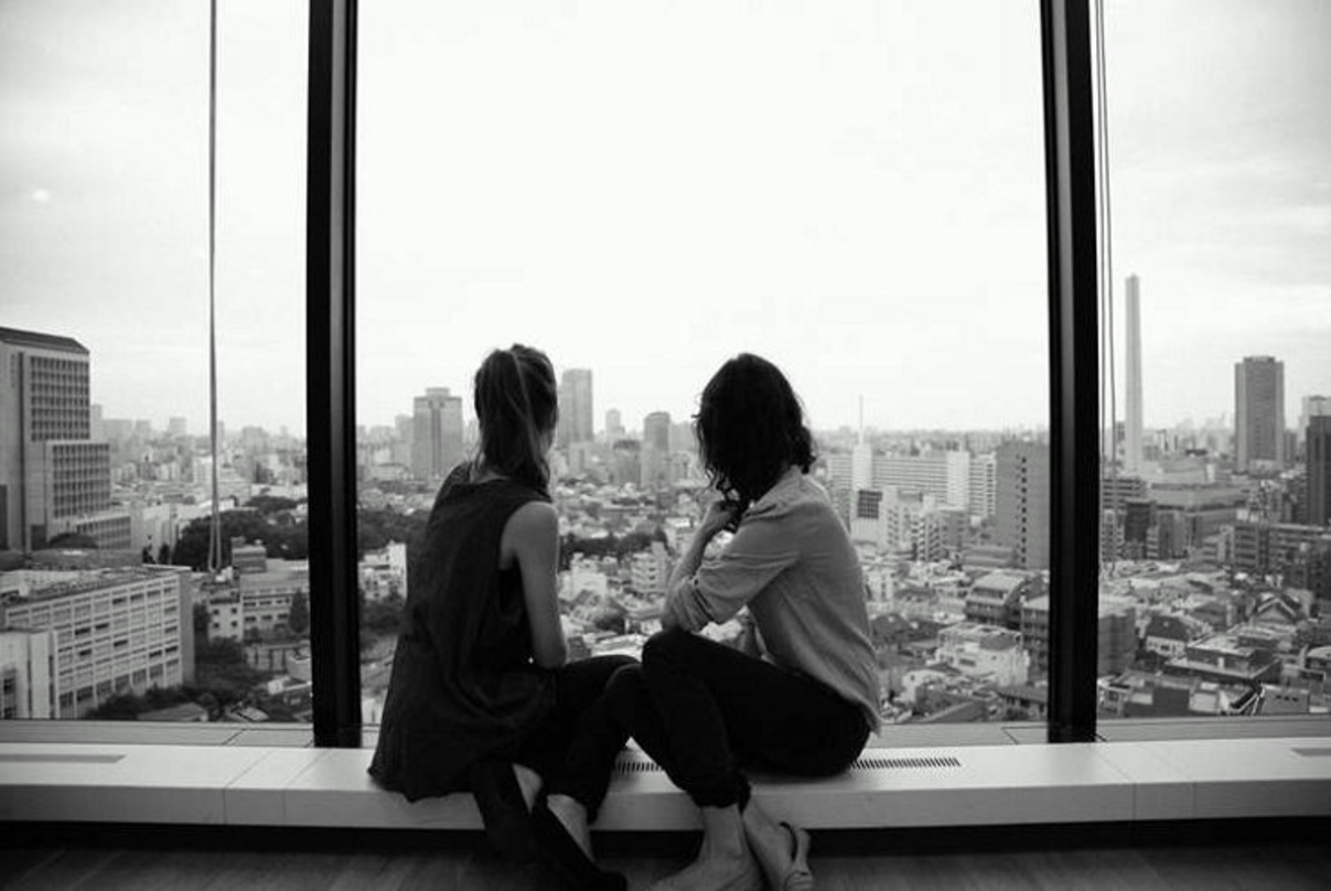 Global unterwegs: die Girls von Boy beim Fensterblick auf eine auswärtige Großstadt