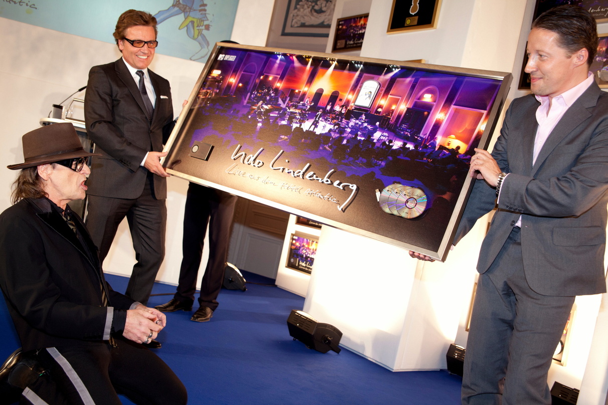 Präsentierten Udo Lindenberg (links) einen überdimensionalen Award: Bernd Dopp, Chairman & CEO Warner Music Central & Eastern Europe, und Starwatch-Geschäftsführer Hans Fink (rechts)