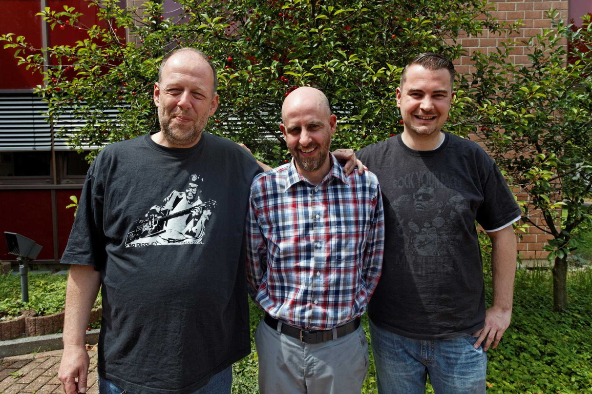 Zur Vertragsunterzeichnung trafen sich in Köln (von links): Matthias Böttcher (Director Sales & Repertoire Development Rough Trade), Erdmöbel- Manager Christoph John (john management) und ...