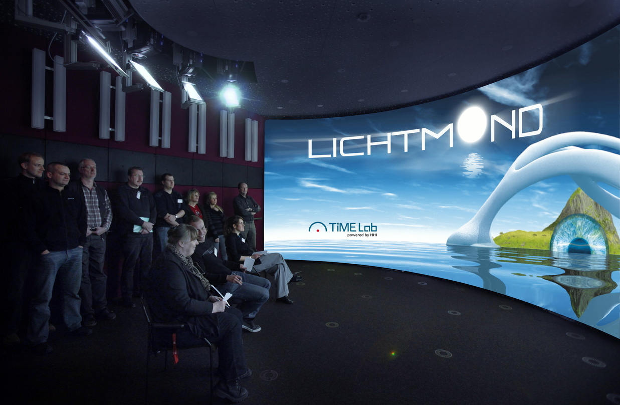 Resultat der Kooperation: das Lichtmond-Material als Panoramaprojektion