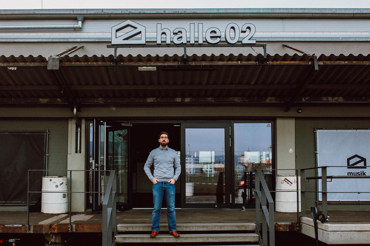 Einer der Unterzeichner vor seinem bedrohten Club: Felix Grädler von der halle02 in Heidelberg