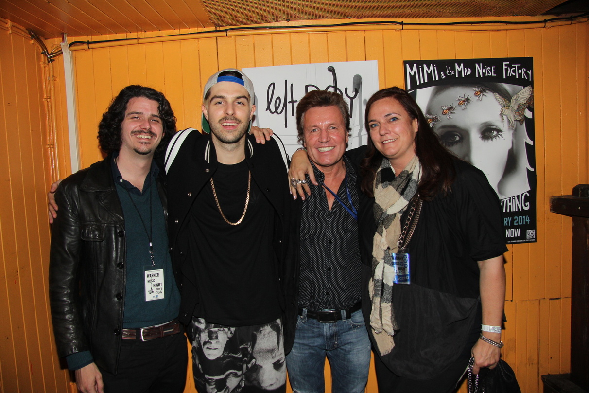 Bei der Warner Music Night 2013 (von links): Gonzalo Mahou (Mantaray Music), Left Boy, Bernd Dopp (Warner Music) und Tessy Schulz (Mantaray Music)