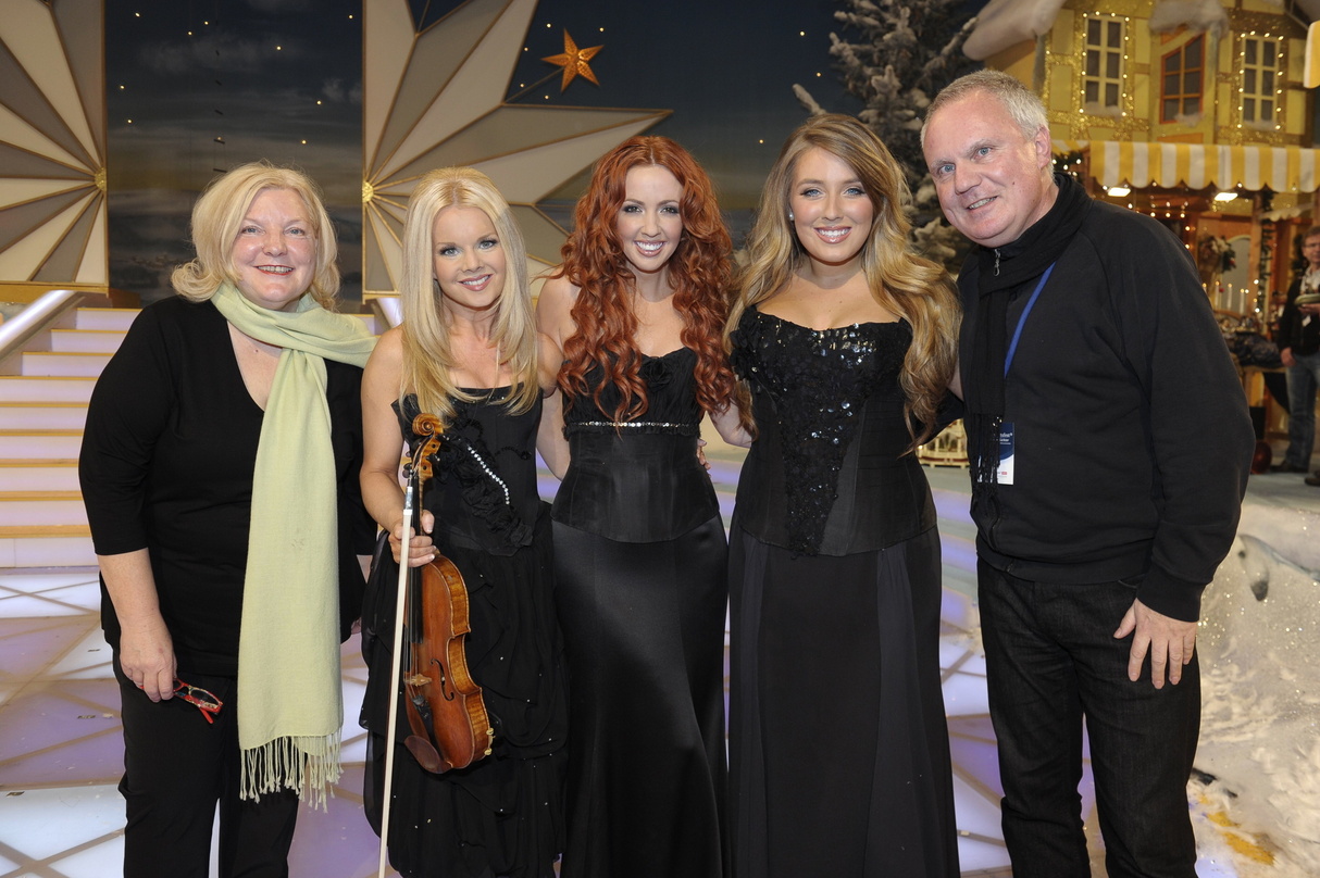 Nach dem Auftritt beim "Adventsfest" (v.l.n.r.): Judith Coen (TV Promotion Electrola), Máiréad Nesbitt, Lisa Lambe und Chloë Agnew (alle Celtic Woman) sowie Harald Engel (Presse Promotion ...